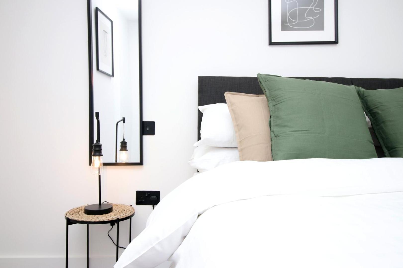2 Bedroom With Free Parking Swindon Dış mekan fotoğraf