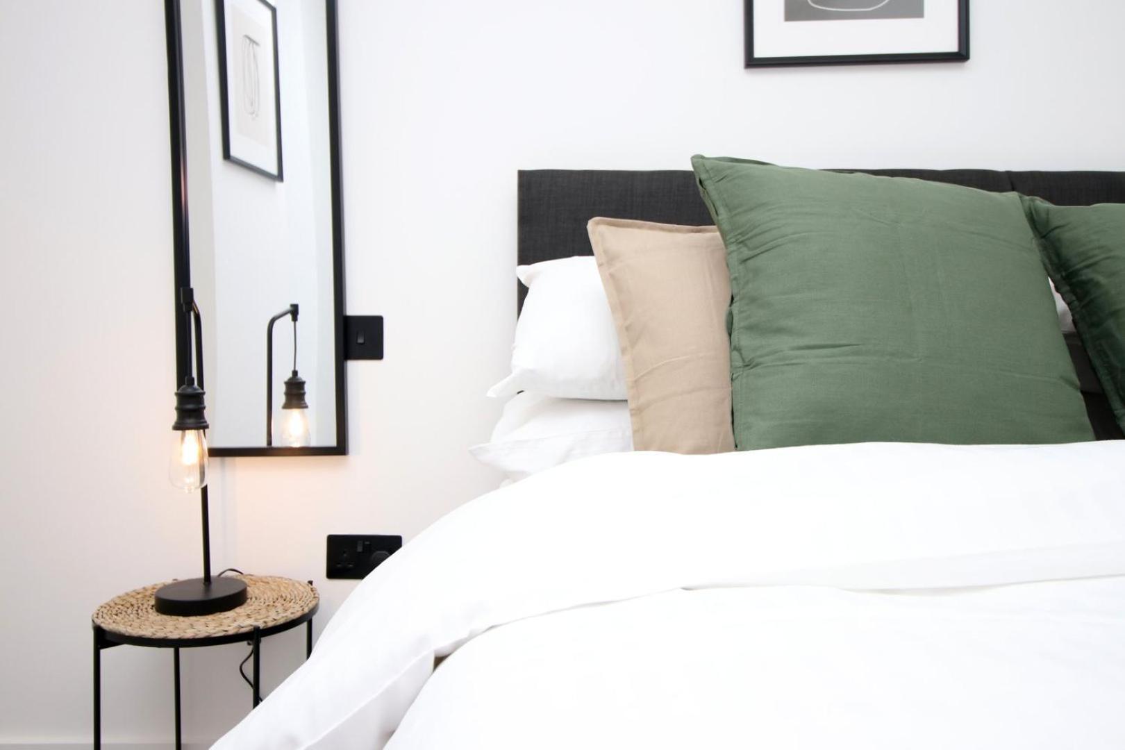 2 Bedroom With Free Parking Swindon Dış mekan fotoğraf