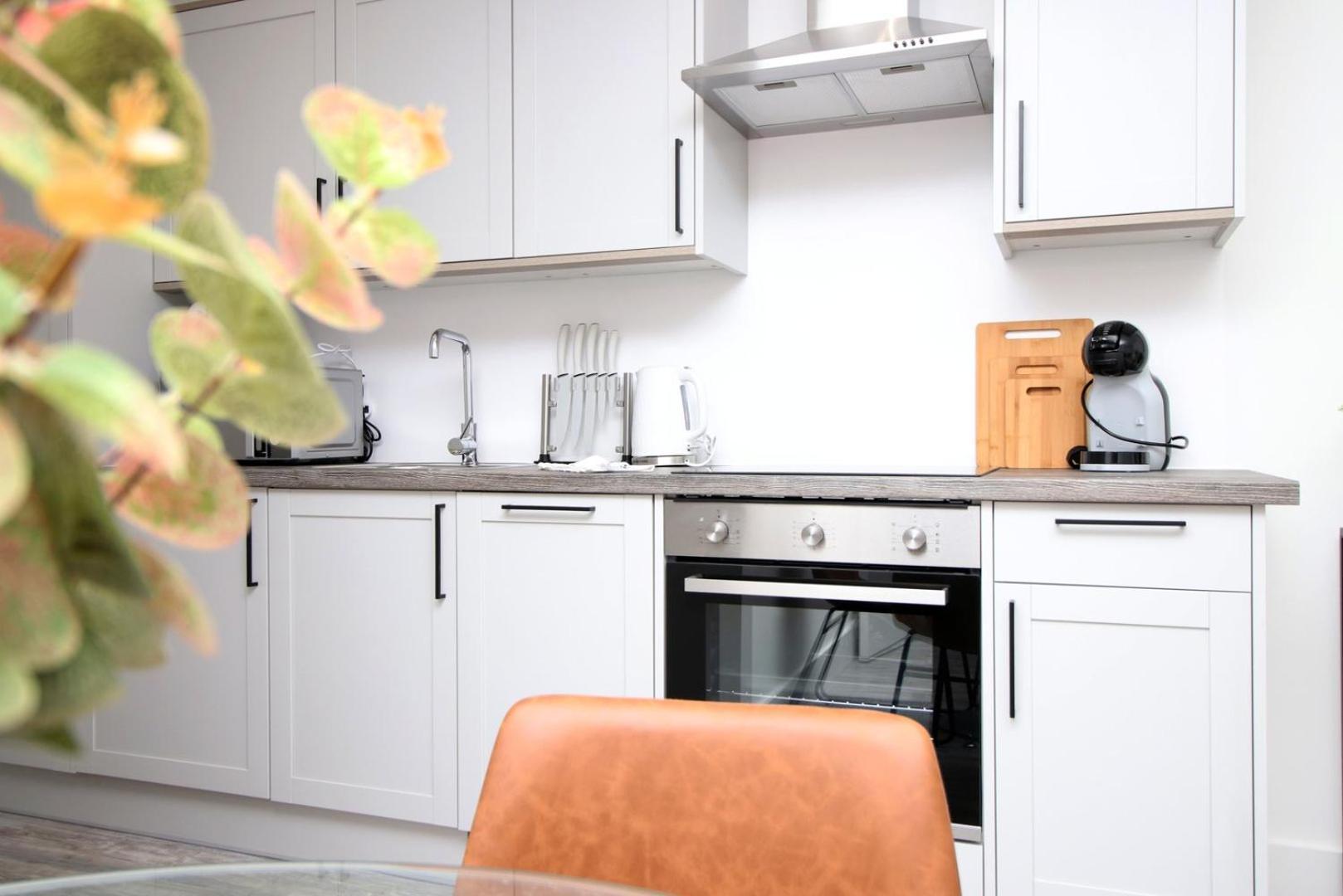 2 Bedroom With Free Parking Swindon Dış mekan fotoğraf