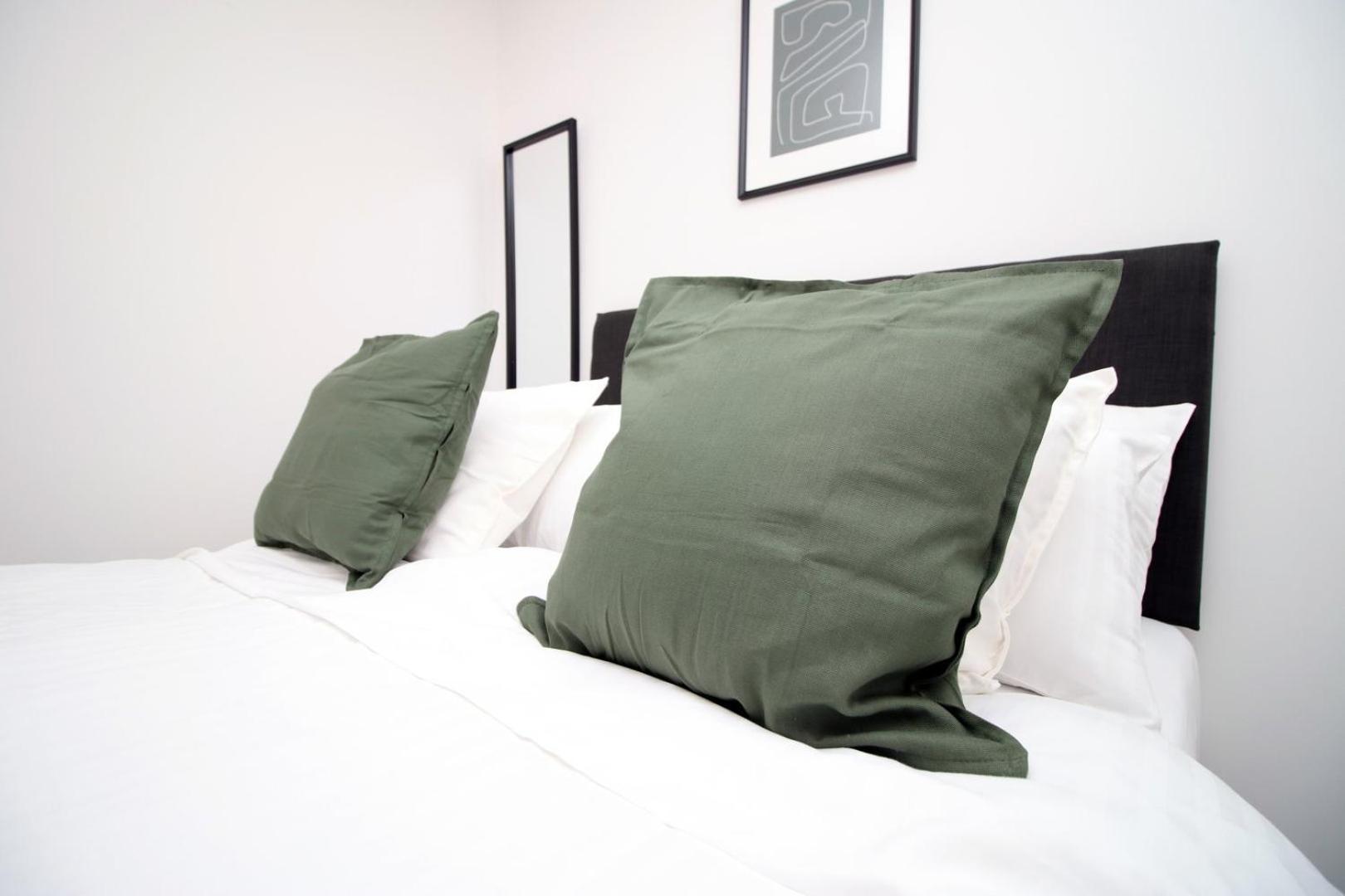 2 Bedroom With Free Parking Swindon Dış mekan fotoğraf