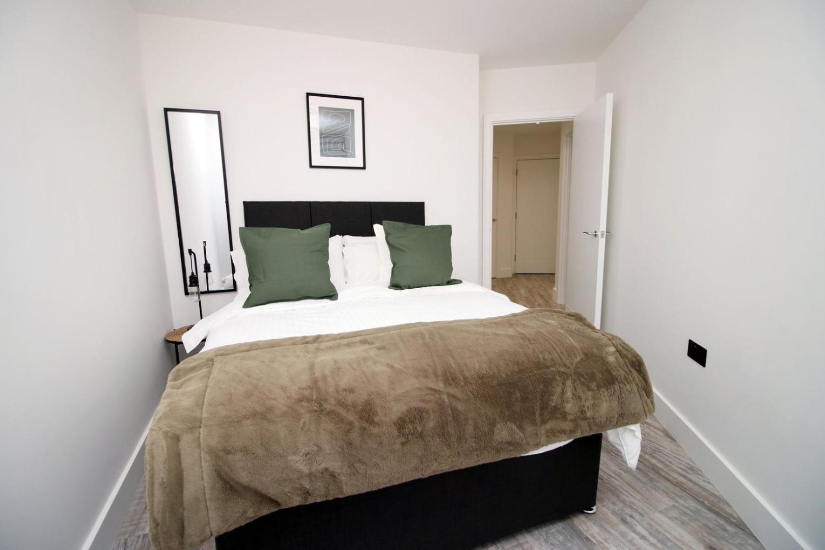 2 Bedroom With Free Parking Swindon Dış mekan fotoğraf