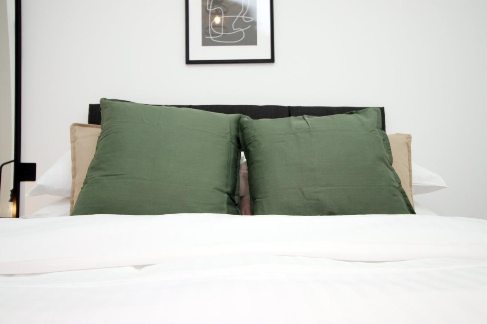 2 Bedroom With Free Parking Swindon Dış mekan fotoğraf